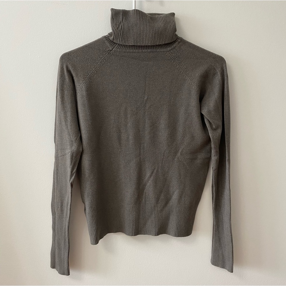 GREY TURTLENECK SWEATER